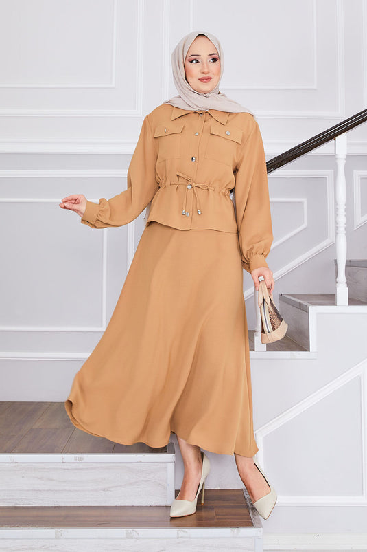 Costume à jupe plissée à double poche et taille en vison