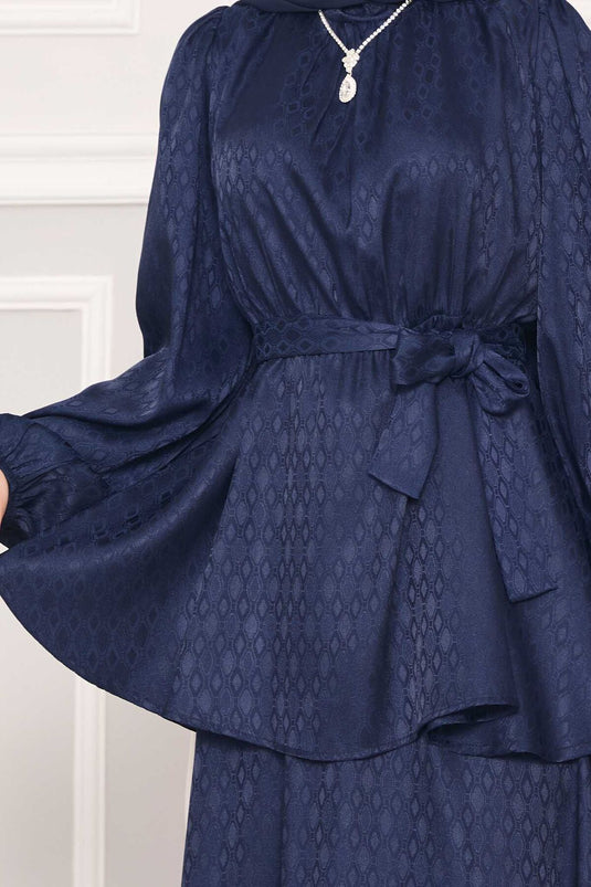 بدلة حجاب من الجاكار بتصميم مطوي عند الخصر باللون الأزرق الداكن