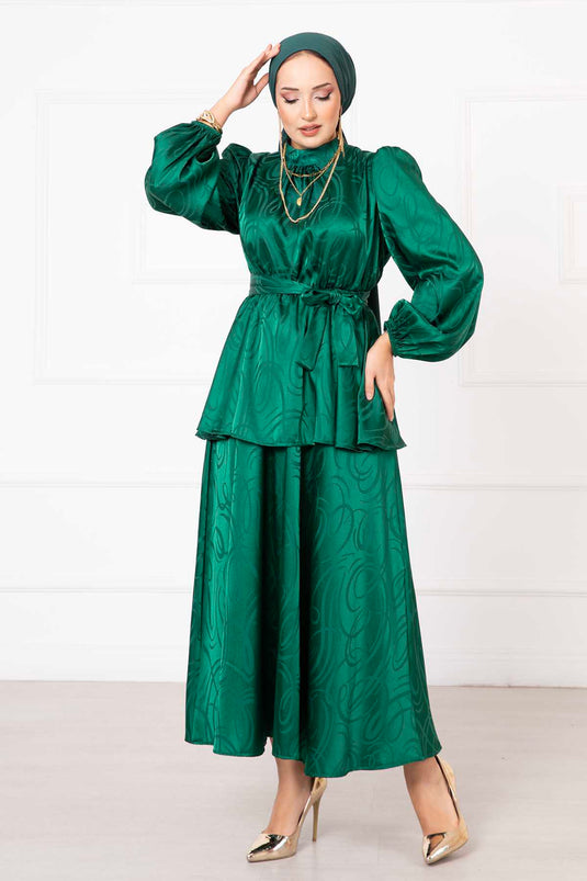 بدلة جاكار بخصر مطوي وتنورة بحزام زمردية