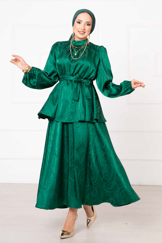 بدلة جاكار بخصر مطوي وتنورة بحزام زمردية