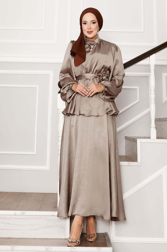 Tailleur jupe en satin avec ceinture plissée, vison