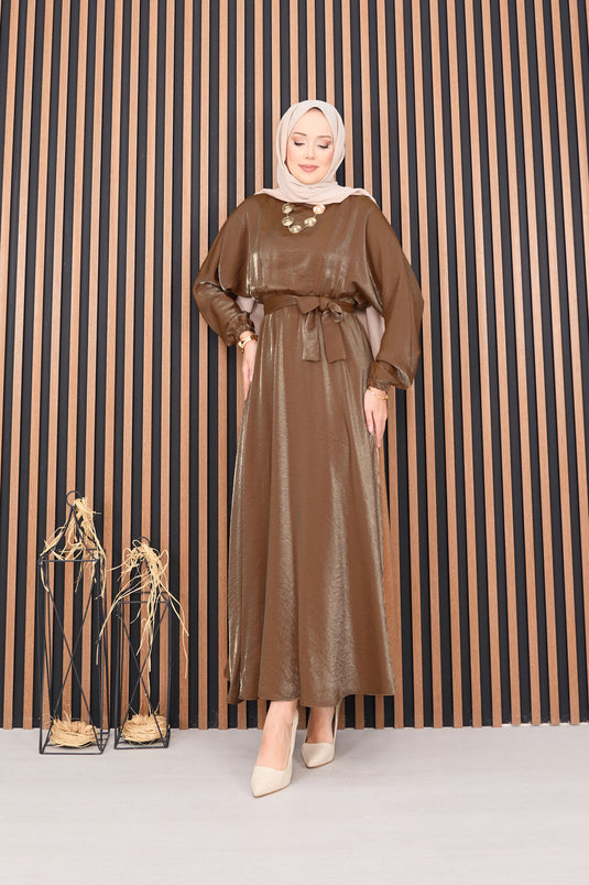 Robe hijab à taille plissée et manches chauve-souris couleur beige