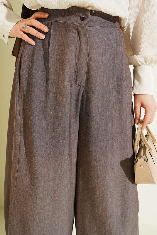 Kaufen Sie Knopf-Faltenhose in Braun