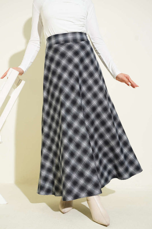 تنورة جرسية مربعة بنظام سحاب باللون الأسود