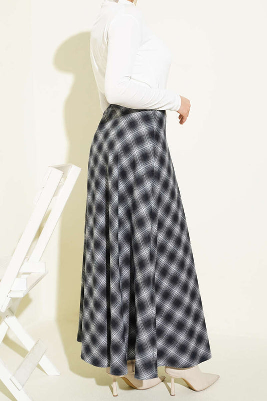 تنورة جرسية مربعة بنظام سحاب باللون الأسود