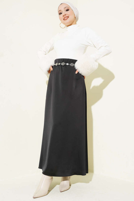 تنورة ساتان بسحاب أمامي باللون الأسود