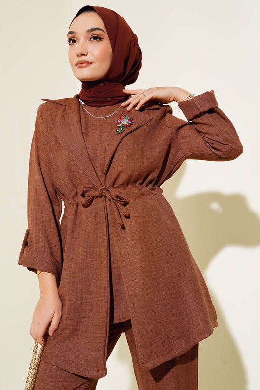 Costume trois pièces en lin marron avec cordon de serrage à la taille