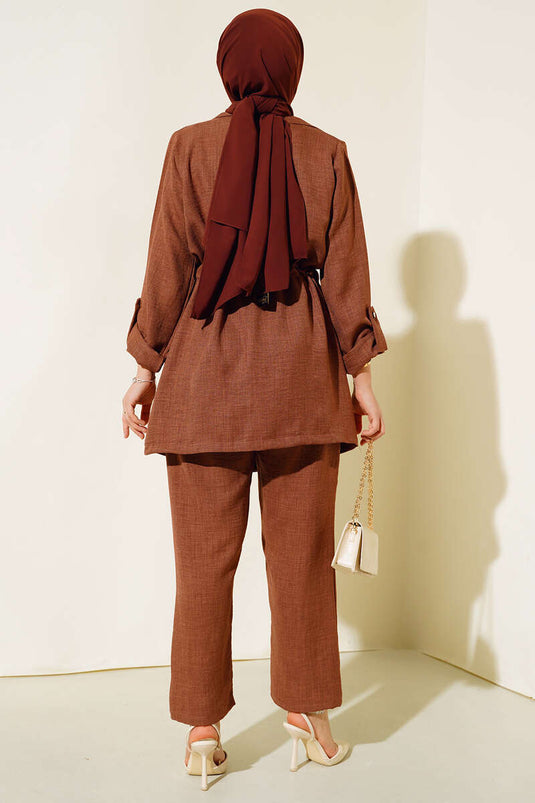 Costume trois pièces en lin marron avec cordon de serrage à la taille