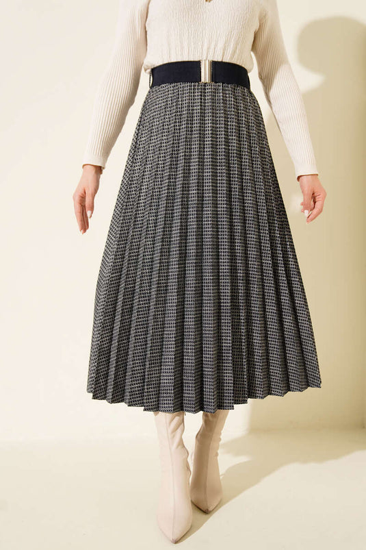 تنورة زرقاء داكنة بخصر مطاطي وثنيات