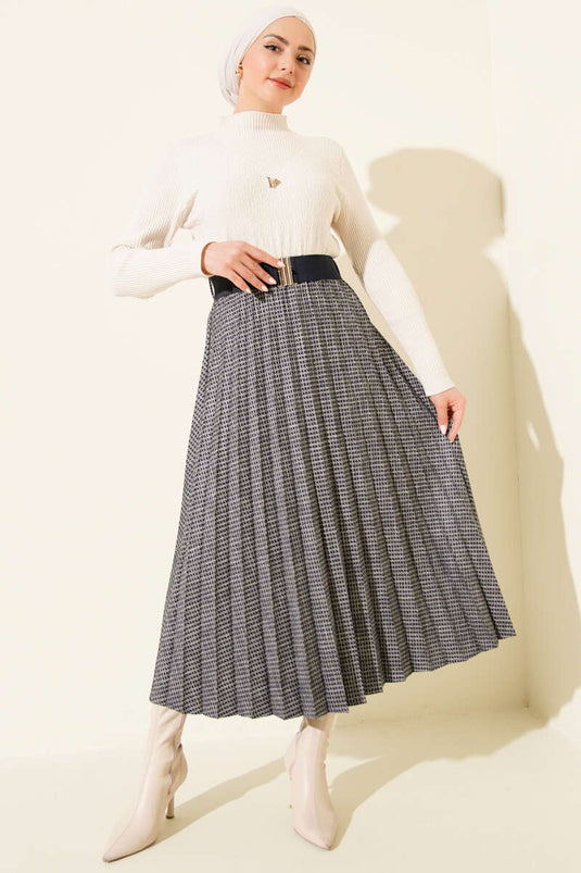 تنورة زرقاء داكنة بخصر مطاطي وثنيات