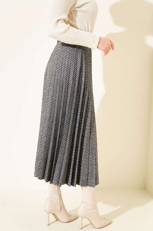 تنورة زرقاء داكنة بخصر مطاطي وثنيات