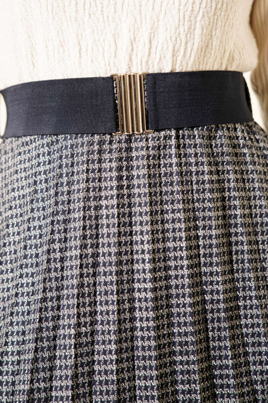 تنورة زرقاء داكنة بخصر مطاطي وثنيات