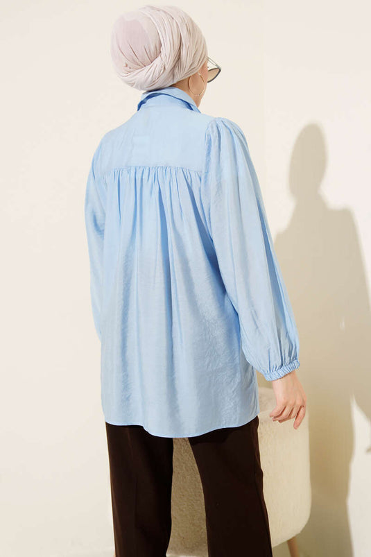 Camisa con detalle de elástico azul