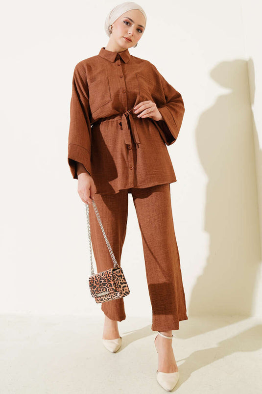 بدلة من قطعتين مع خصر مطاطي وجيب على الصدر، لون بني