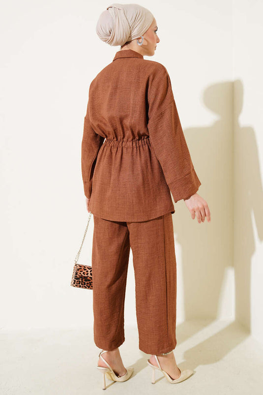 بدلة من قطعتين مع خصر مطاطي وجيب على الصدر، لون بني