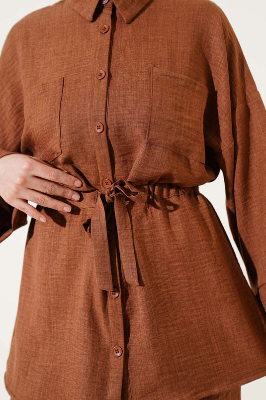 بدلة من قطعتين مع خصر مطاطي وجيب على الصدر، لون بني