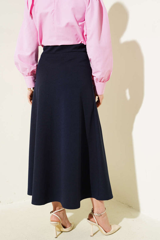 تنورة أساسية واسعة باللون الأزرق الداكن مع حزام خصر مطاطي