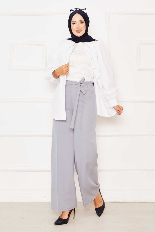 بنطلون رمادي بحزام خصر مطاطي ورباط أمامي