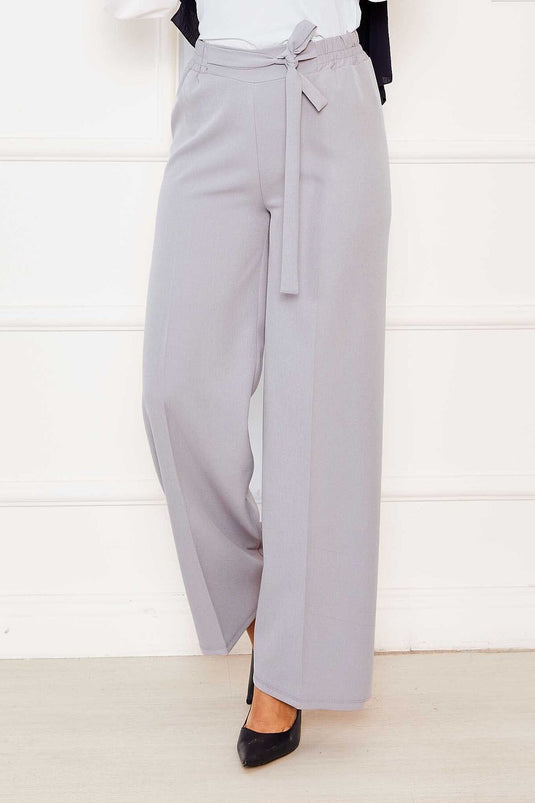 بنطلون رمادي بحزام خصر مطاطي ورباط أمامي
