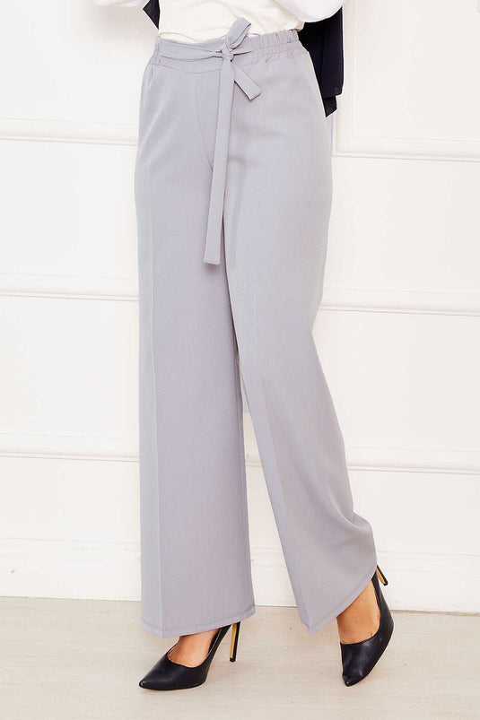 بنطلون رمادي بحزام خصر مطاطي ورباط أمامي