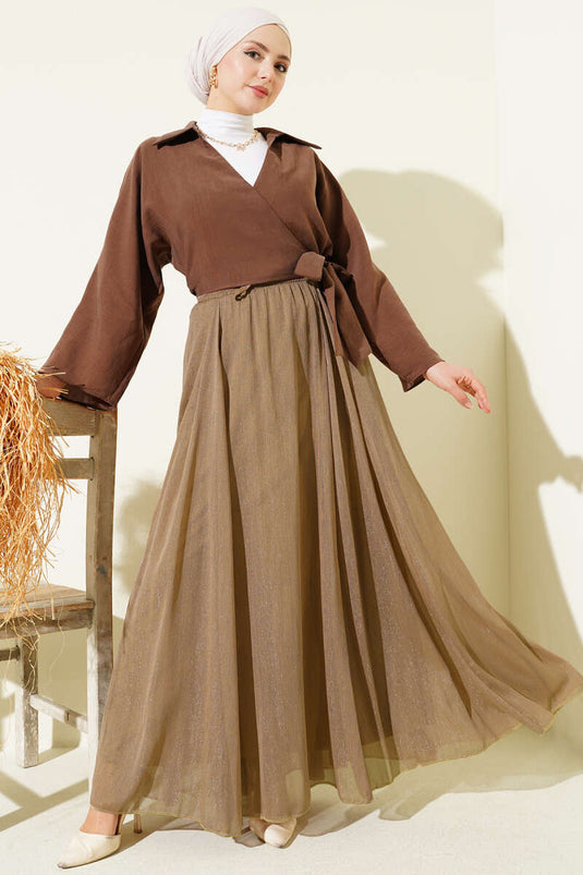 تنورة واسعة مطاطية لامعة بلون اللاتيه