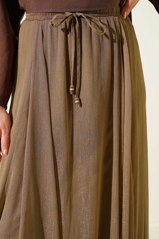 تنورة واسعة مطاطية لامعة بلون اللاتيه