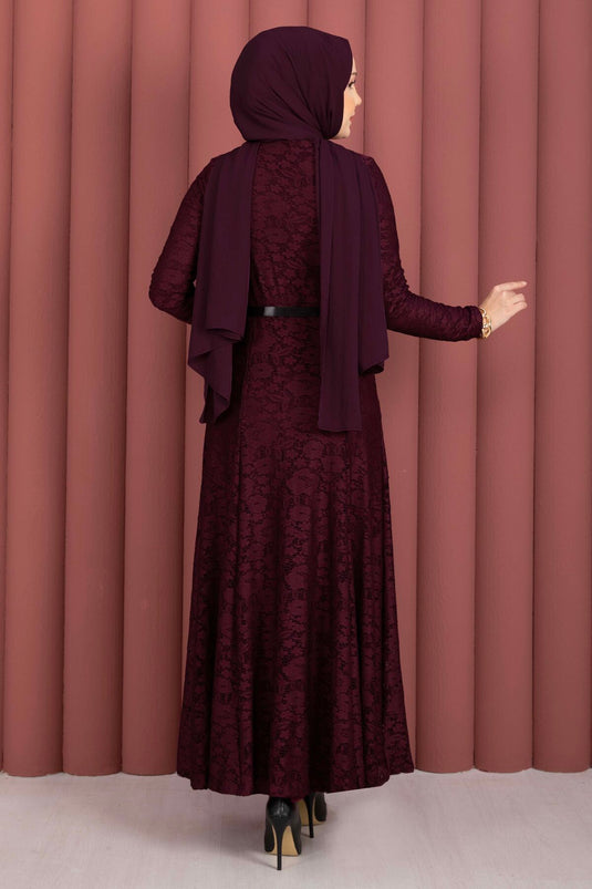 Robe voilée ceinturée Bella avec détails en dentelle bordeaux