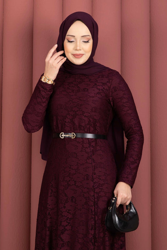 Robe voilée ceinturée Bella avec détails en dentelle bordeaux