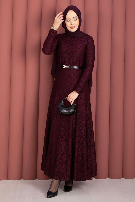 Robe voilée ceinturée Bella avec détails en dentelle bordeaux