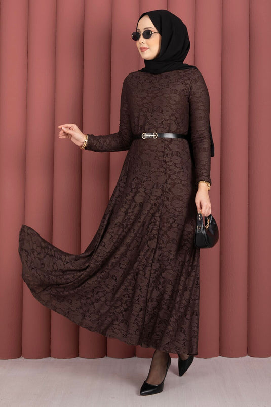 Robe voilée ceinturée Bella avec détails en dentelle marron