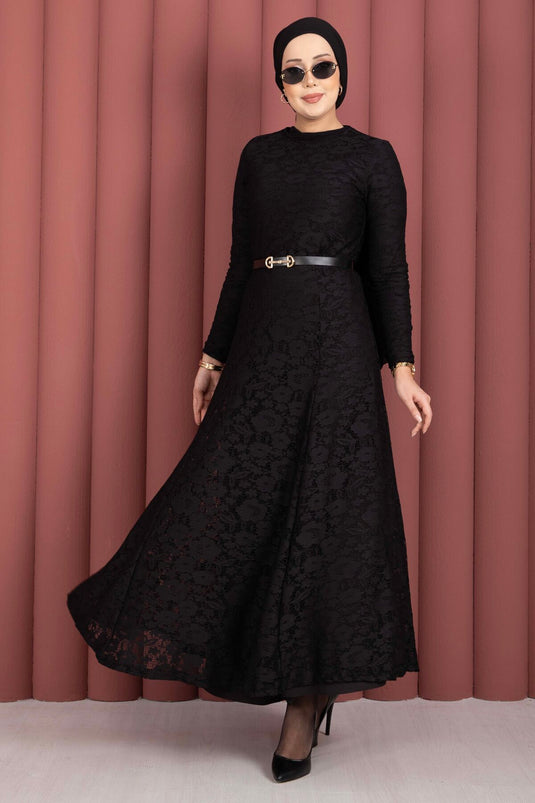Robe voilée ceinturée Bella avec détails en dentelle noire