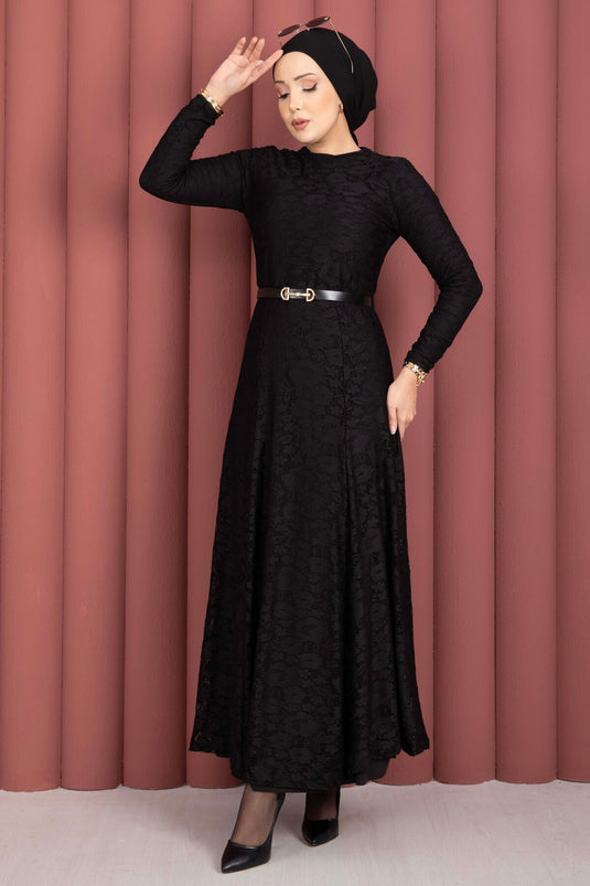 Robe voilée ceinturée Bella avec détails en dentelle noire