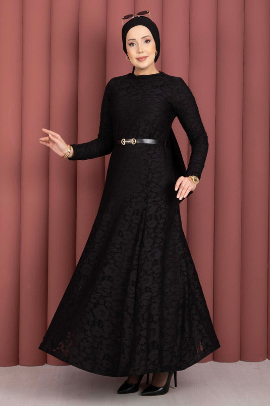 Robe voilée ceinturée Bella avec détails en dentelle noire