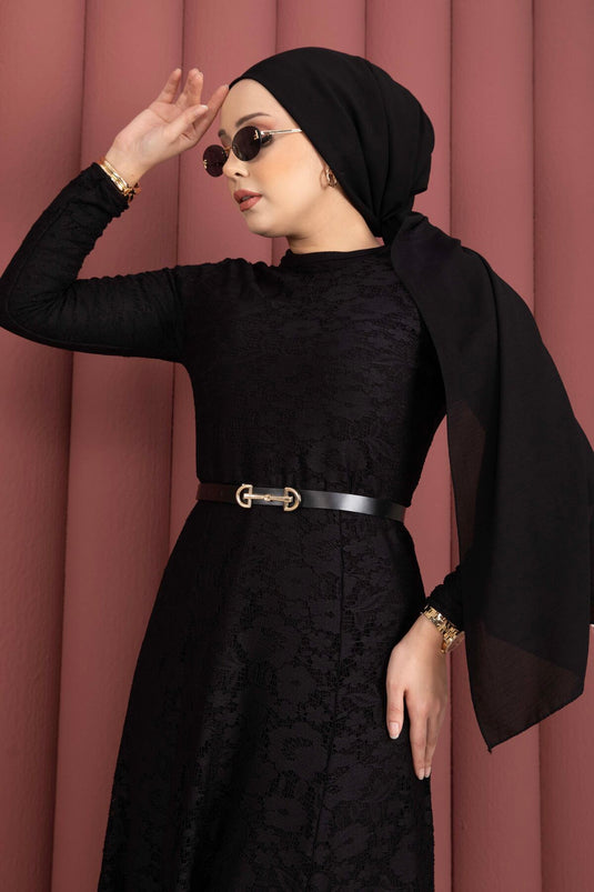 Robe voilée ceinturée Bella avec détails en dentelle noire