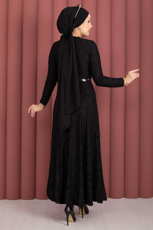 Robe voilée ceinturée Bella avec détails en dentelle noire