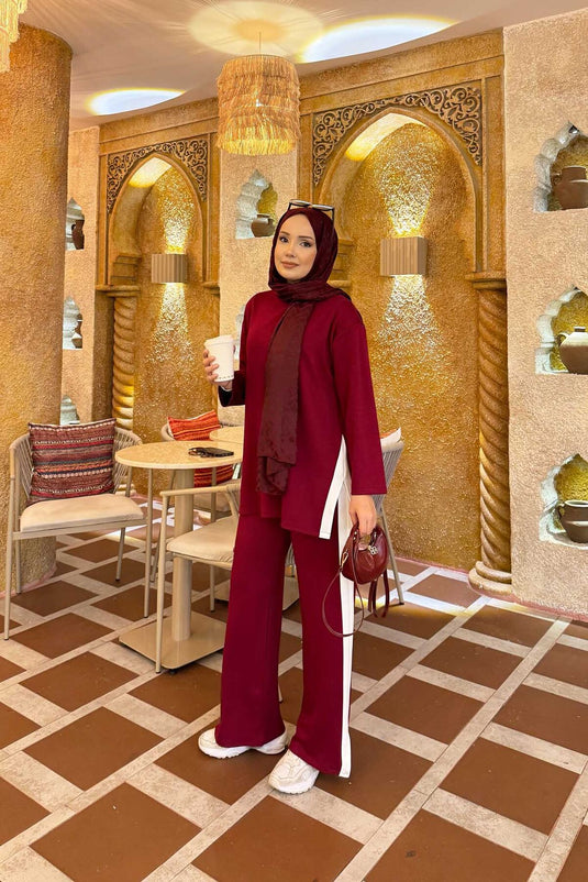 بدلة مكونة من قطعتين مخططة باللون الأبيض، بفتحة، لون عنابي