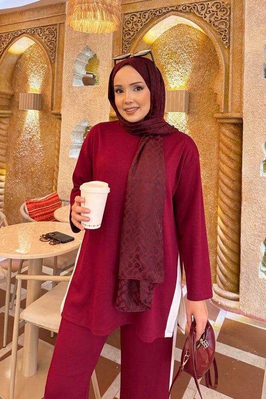 بدلة مكونة من قطعتين مخططة باللون الأبيض، بفتحة، لون عنابي