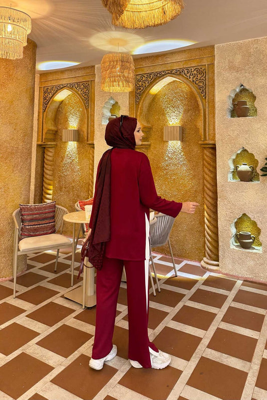 بدلة مكونة من قطعتين مخططة باللون الأبيض، بفتحة، لون عنابي