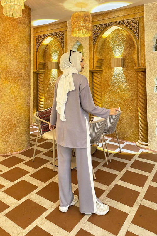 بدلة رمادية مكونة من قطعتين بتفاصيل شق وخطوط بيضاء