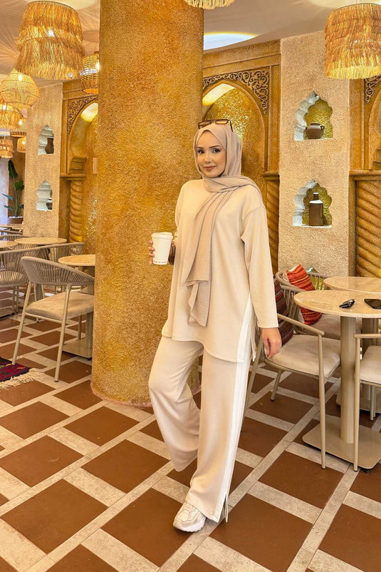 بدلة من قطعتين مخططة باللون الأبيض، كريمية اللون