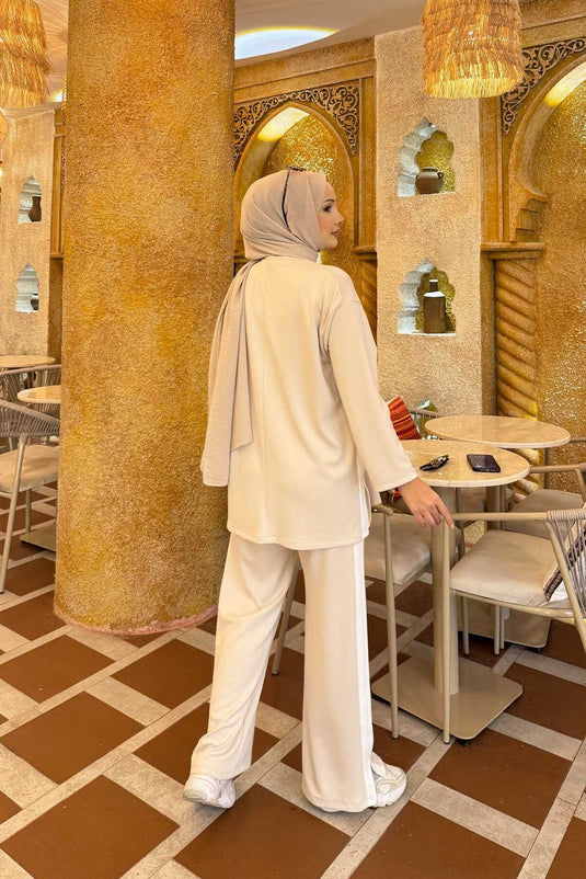 Beyaz Şeritli Yırtmaç Detaylı İkili Takım Krem