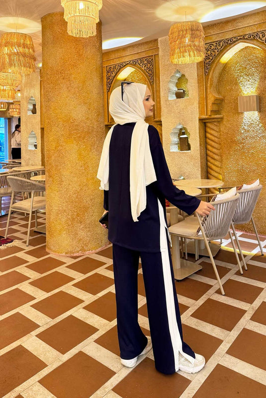 بدلة مخططة باللون الأبيض مع شق مفصل باللون الأزرق الداكن من قطعتين