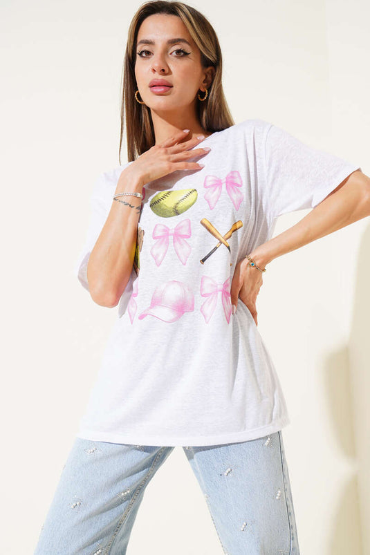 تي شيرت أبيض مطبوع عليه بيسبول