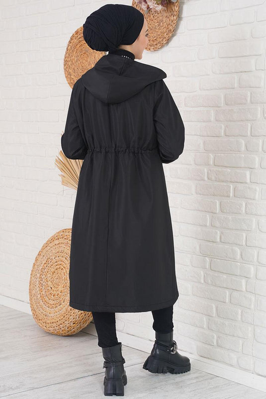 معطف واق من المطر أسود بغطاء للرأس مع أساور مخططة