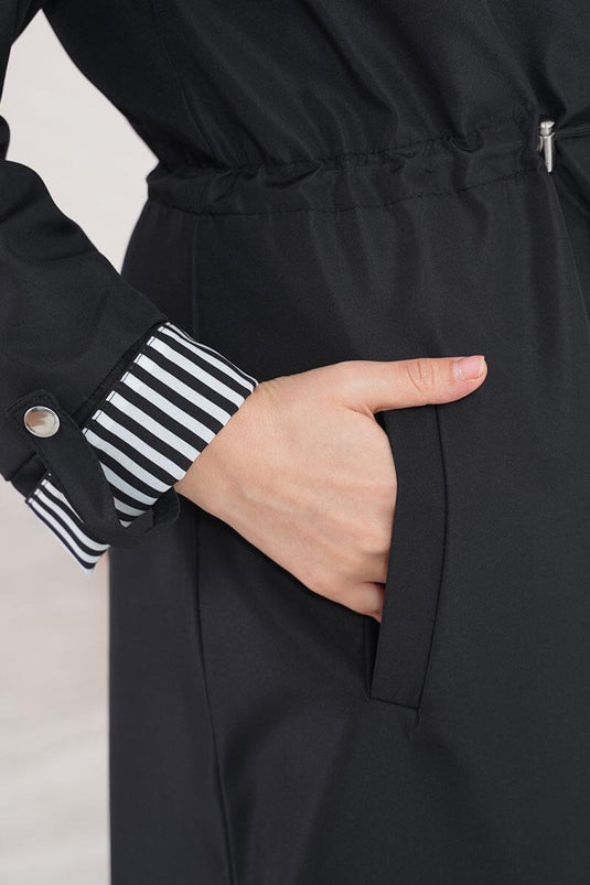 معطف واق من المطر أسود بغطاء للرأس مع أساور مخططة