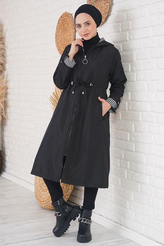 معطف واق من المطر أسود بغطاء للرأس مع أساور مخططة