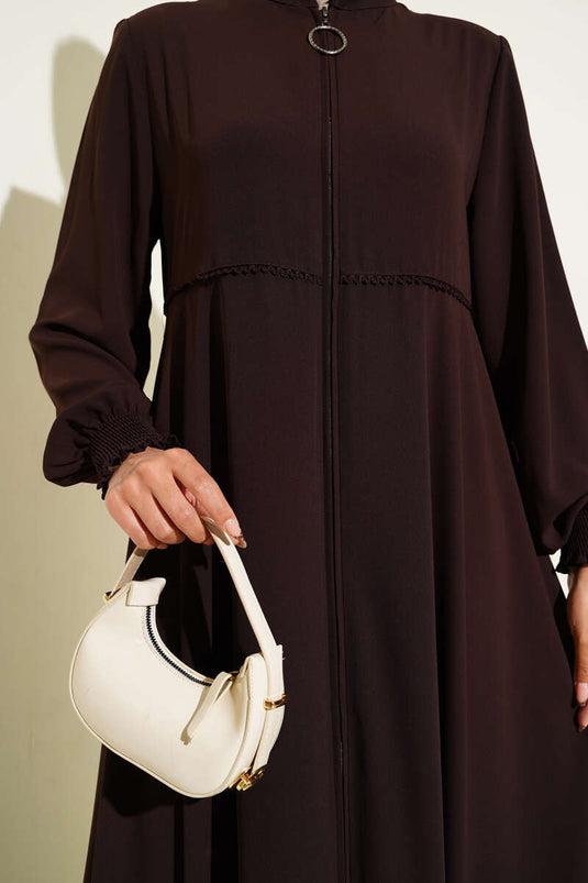 Abaya marron grande taille avec poignets et épaulettes