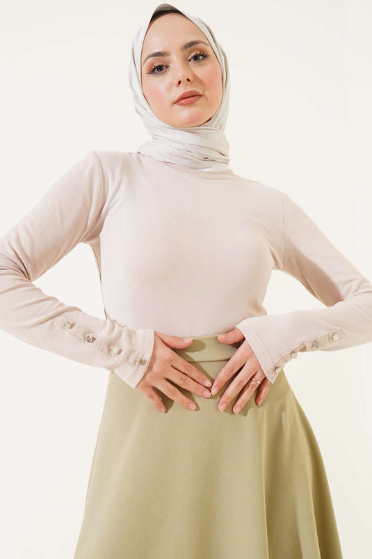 Beiger Body mit Metallknöpfen am Knöchel