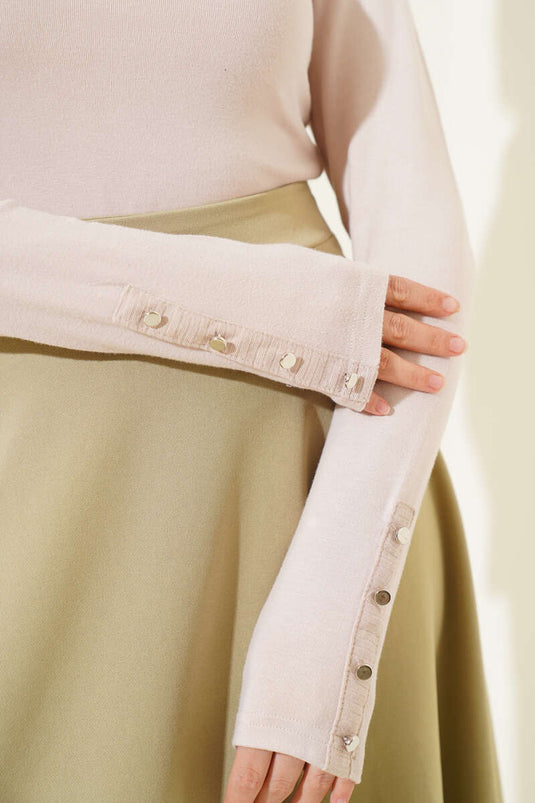 Beiger Body mit Metallknöpfen am Knöchel