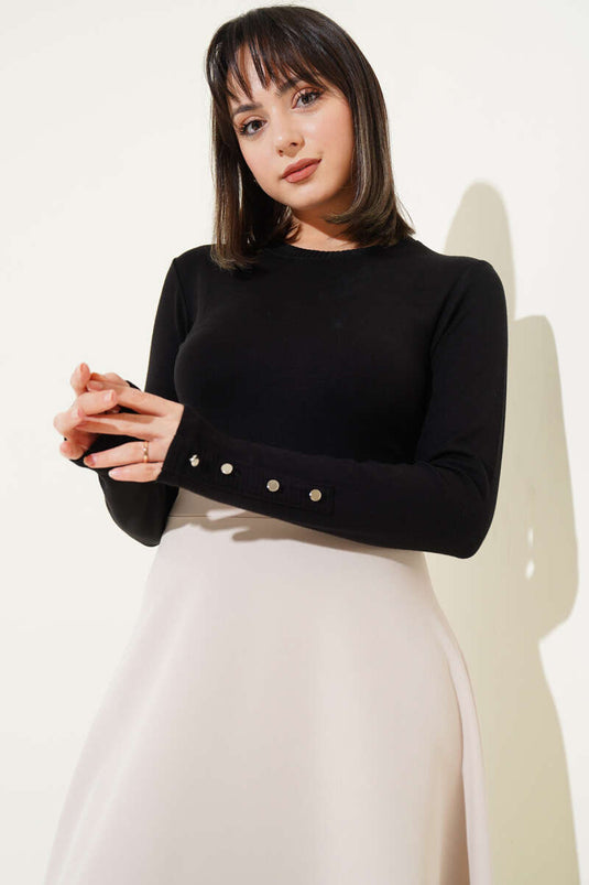 بدلة جسم سوداء بأزرار معدنية على الكاحل